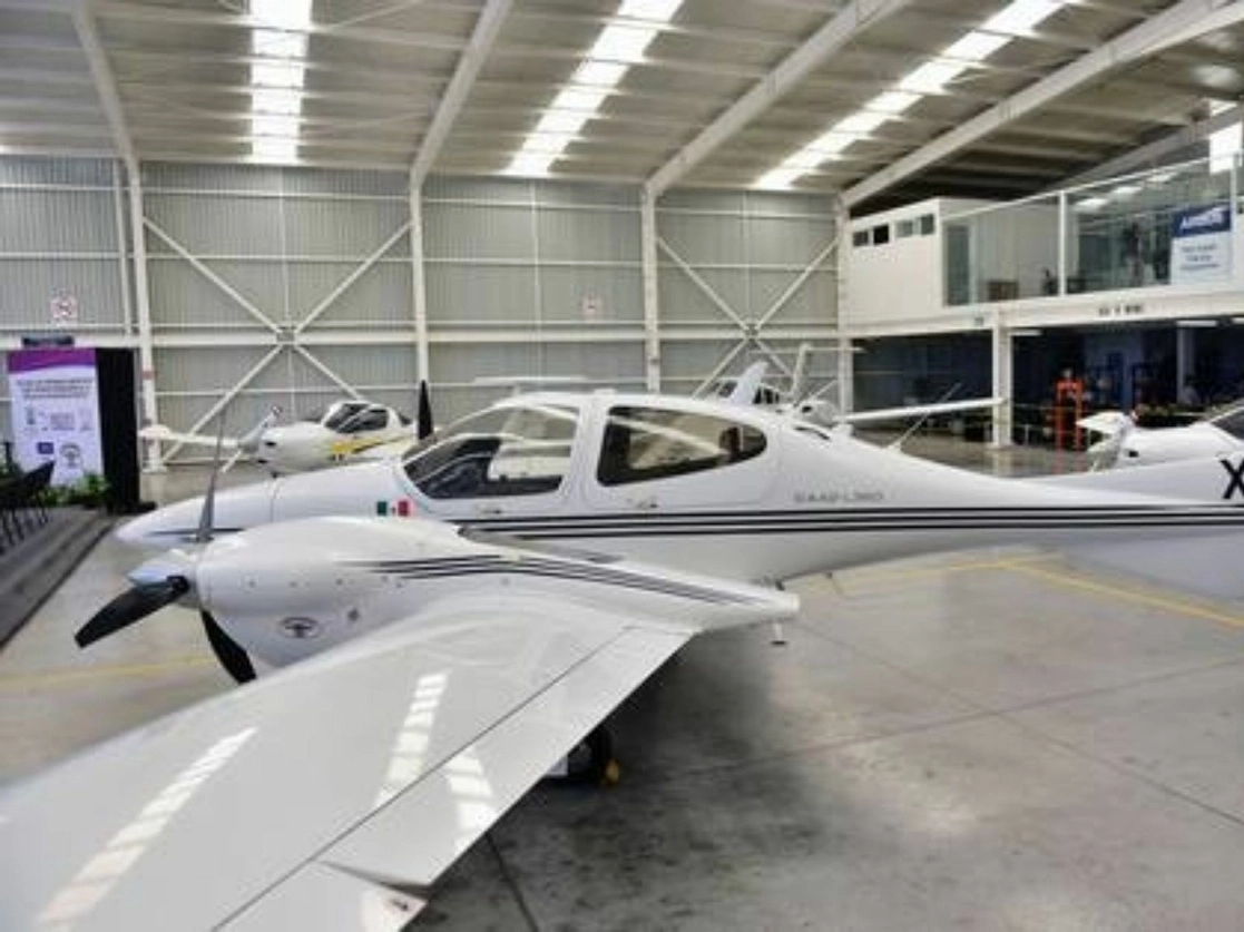 Hangar del aeropuerto Mariano Matamoros, en Cuernavaca, Morelos, donde tres personas que se identificaron como mecánicos robaron un taxi aéreo privado la mañana del martes. La avioneta, que transportaba drogas y armas, cayó en el norte de Guatemala y sus dos ocupantes murieron. Foto 'La Jornada'