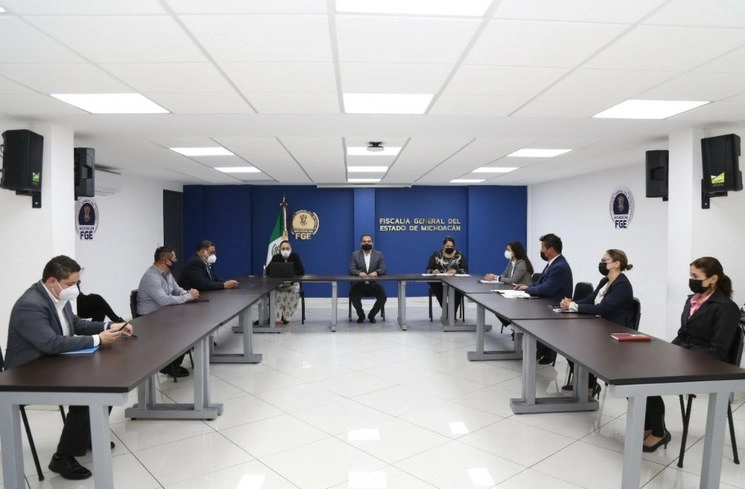 Las autoridades de la FGE de Michoacán durante una reunión de trabajo. Foto @FiscaliaMich