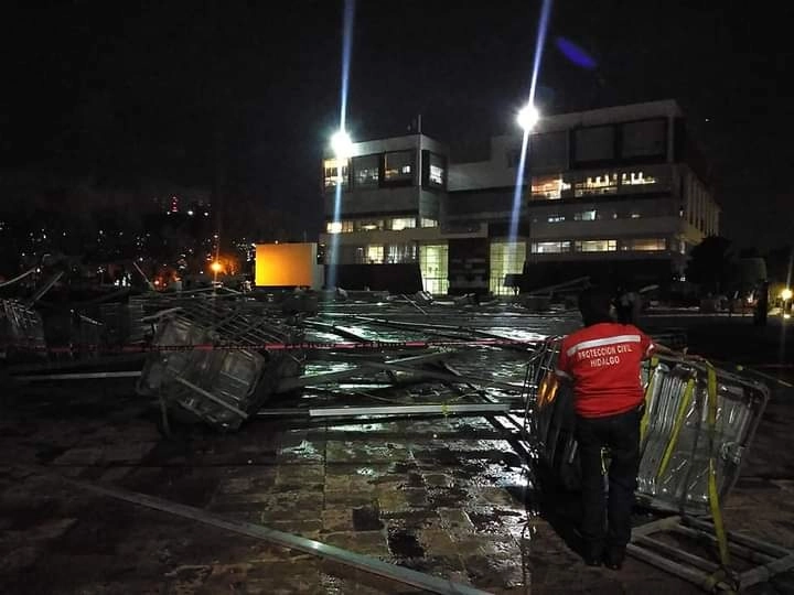 A una semana de la ceremonia, ya la estructura se encontraba lista y solo faltaba colocar las lomas que iban a cubrir la plaza. Foto La Jornada
