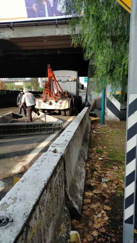 Personal de protección civil retiró la estructura y liberó la vialidad. Foto La Jornada
