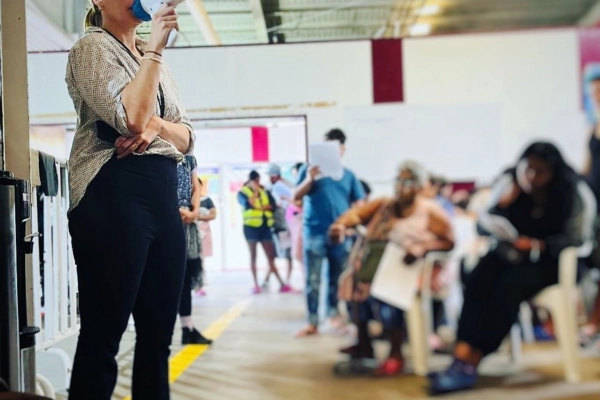 Durante una explicación sobre sus derechos dirigida a migrantes refugiadas de Tijuana, México, mientras intentan programar citas con la aplicación CBP One