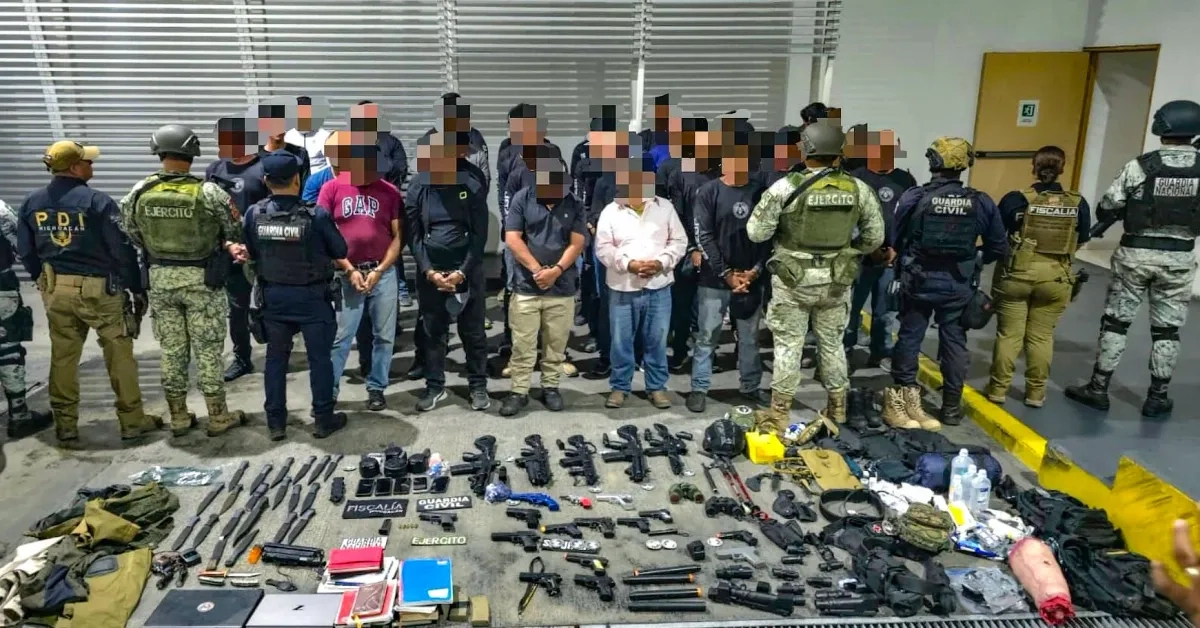  En el municipio de Vista Hermosa, Michoacán, instituciones de seguridad detuvieron a 38 sujetos que se capacitaban en el manejo de armas y que vestían playeras y credenciales de esa iglesia. Además, dijeron ser miembros de “jahzer”, guardia secreta de la congregación religiosa. Uno de los aprehendidos es estadunidense. Se les aseguraron una pistola real, réplicas de armas largas y cortas, cuchillos de utilería, entre otros. Foto 