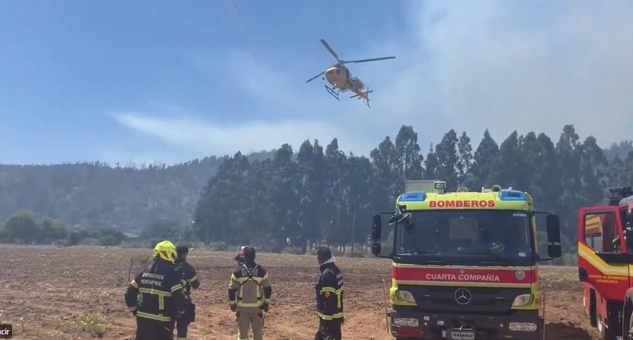 Según reportó Radio Biobío, el aparato se desplomó cuando daba una vuelta para captar agua desde el río Mataquito. Foto @conaf_valpa

