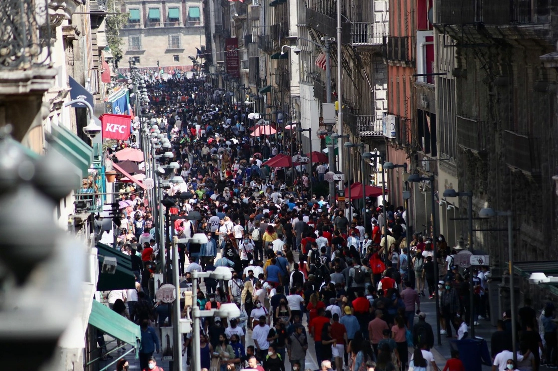 Capitalinos acuden a la zona comercial del Centro Histórico de la Ciudad de México, el 27 de febrero de 2022. Foto Luis Castillo