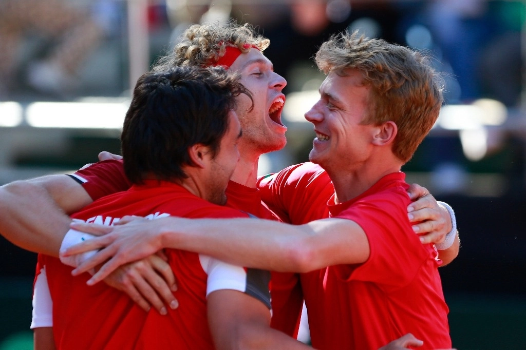 El danés August Holmgren- centro-celebra con sus compañeros la derrota del mexicano Ernesto Escobedo en un partido de tenis del Grupo Mundial I de la Copa Davis en Guadalajara, México, 4 febrero 2024. Foto Ap.
