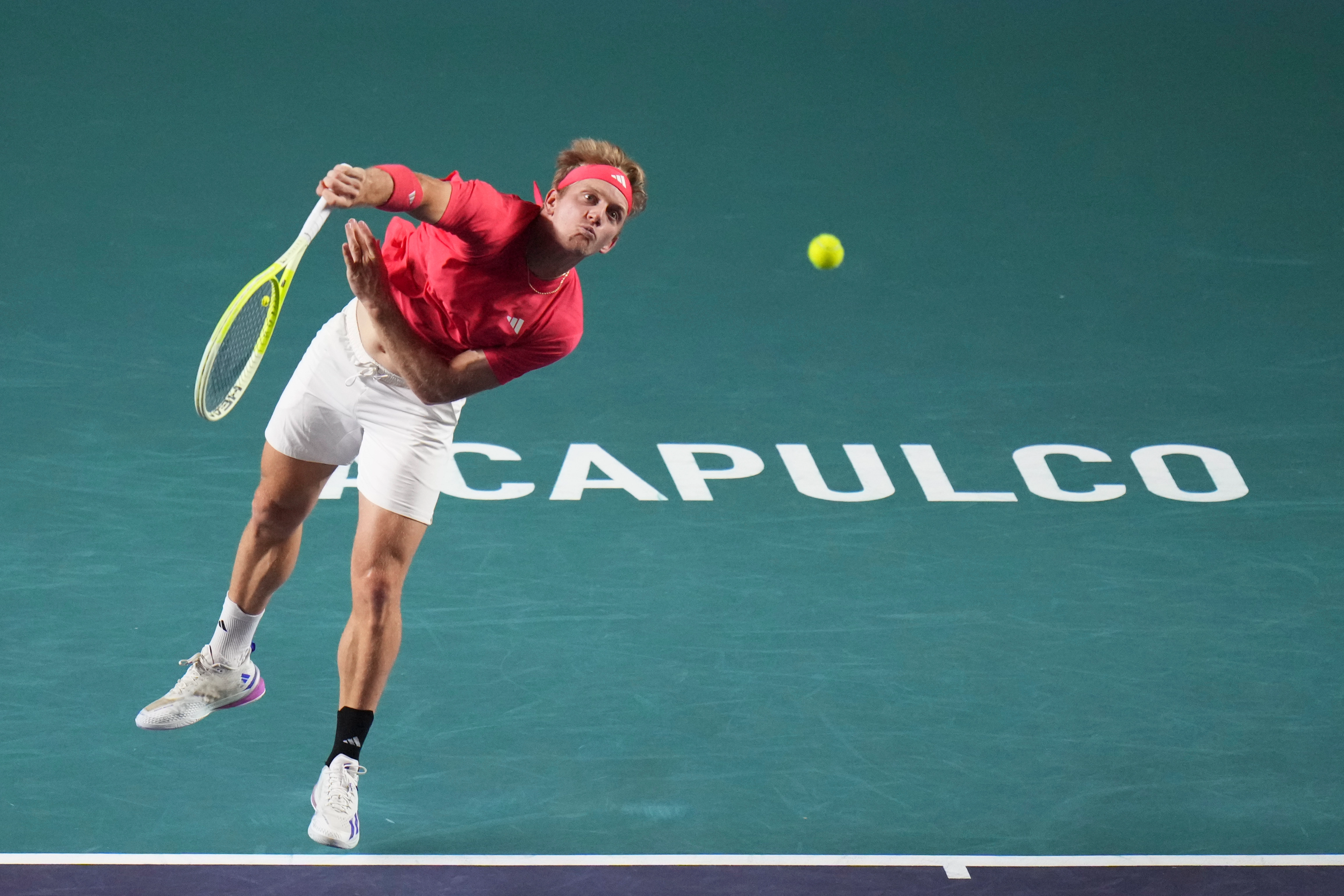 El español Alejandro Davidovich Fokina venció al canadiense Denis Shapovalov por (7)7-6(3) y (7) 7-6(1) y se medirá al checo Tomas Machac.