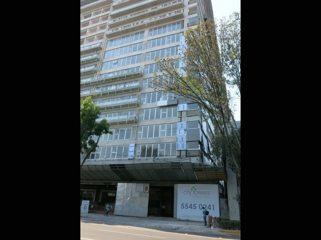 El conjunto habitacional de avenida Popocatépetl 415, en la alcaldía Benito Juárez, es parte de los más de 40 edificios irregulares que investiga la fiscalía capitalina. Foto María Luisa Severiano