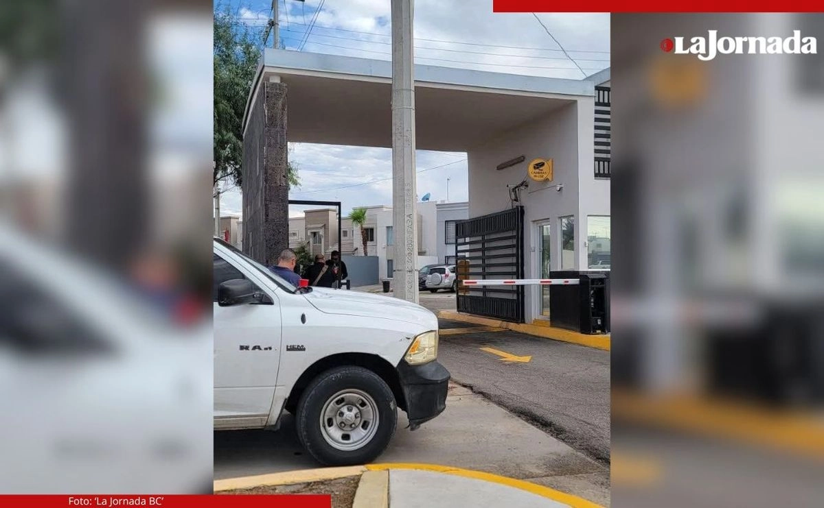 El policía municipal identificado com Hugo "O" y su hermano fueron detenidos por elementos de la Agencia Estatal de Investigación en el fraccionamiento Residencial Cantabria de Mexicali, BC. Foto 

