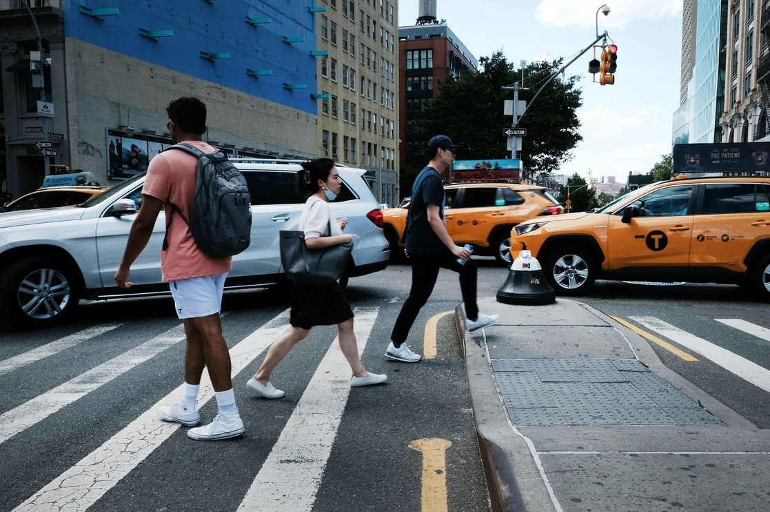 La caída en el Índice del Desarrollo Humano significa "que morimos antes y estamos menos educados", dijo el jefe de la PNUD, Achim Steiner. En la imagen, peatones en Nueva York, EU. Foto Afp
 