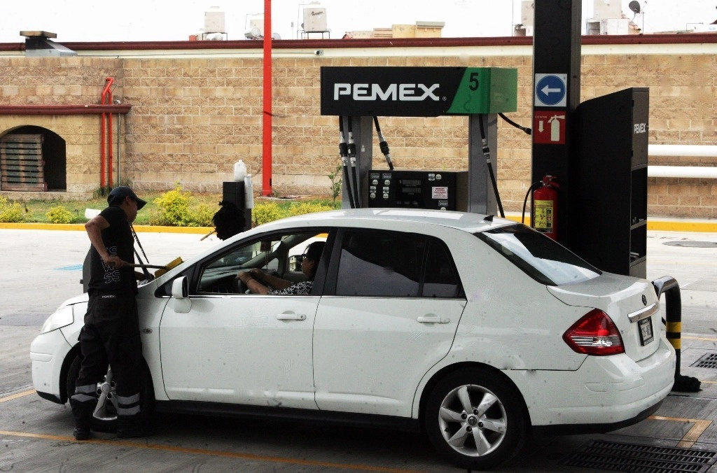 Operación en una gasolinera en Tecámac. Foto Roberto García Rivas