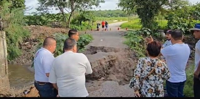 Este lunes, también el municipio de Tlaltizapan,  informó sobre el cierre del puente que atraviesa el río Dulce, porque el afluente creció  de manera considerable en estas últimas días y horas. Foto