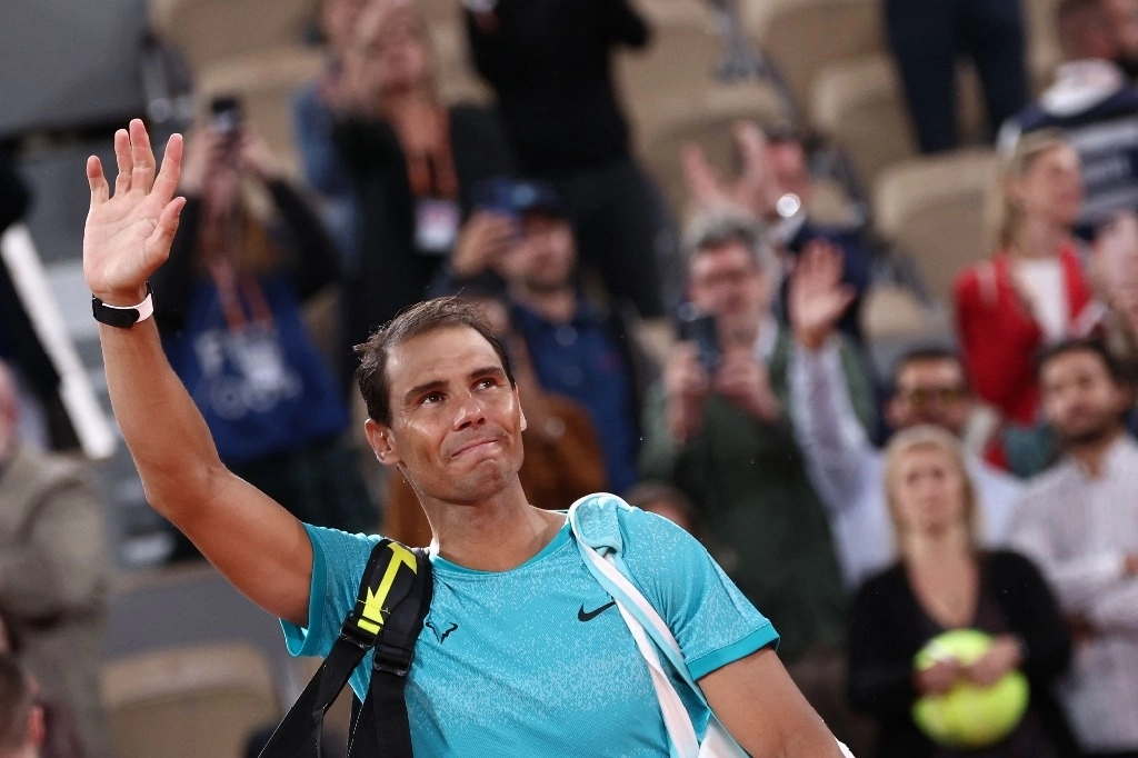 El español Rafael Nadal hace gestos al abandonar la cancha después de perder contra el alemán Alexander Zverev en su partido individual masculino en la cancha Philippe-Chatrier el segundo día del torneo de tenis del Abierto de Francia en el complejo Roland Garros de París el 27 de mayo de 2024. Foto Afp