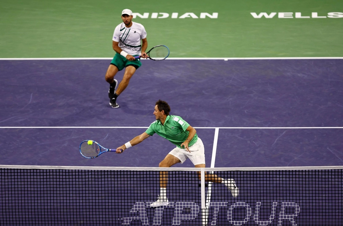 El mexicano Santiago González y el francés Édouard Roger-Vasselin en la final del torneo de Masters 1000 de Indian Wells. Foto Afp