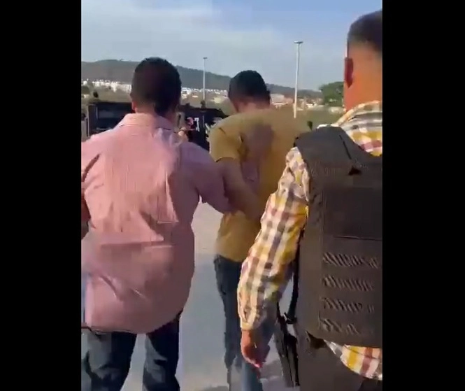 Aunque no se ha informado el grado de participación de los dos primeros detenidos tras el atentado, en esta ocasión la dependencia estatal dijo que el sujeto arrestado participó en la colocación de los explosivos. Foto @FiscaliaJal