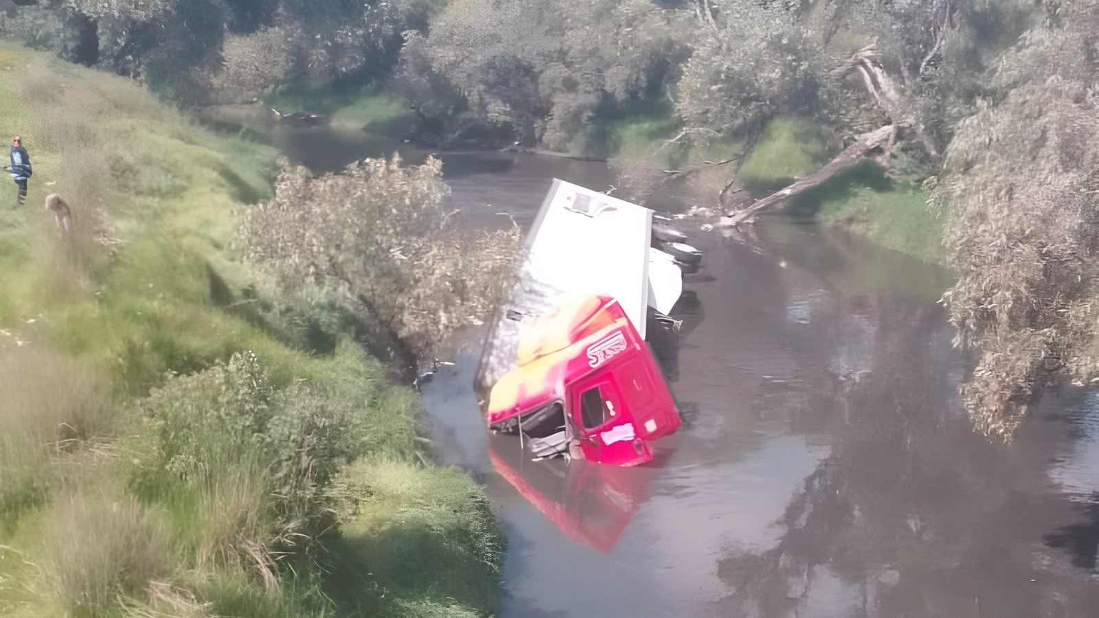 El percance ocurrió a unos metros del Puente de San Bernabé, sobre la vialidad que une la capital mexiquense con Atlacomulco. Foto 'La Jornada del Estado de México' / cortesía