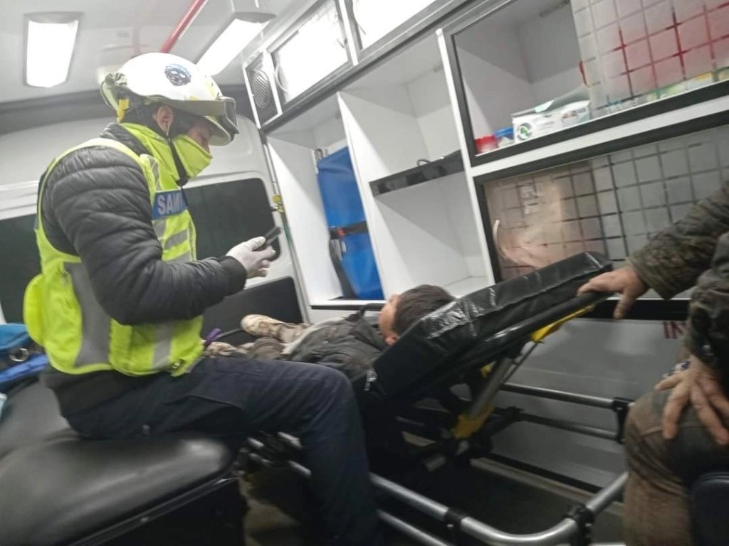 Una persona fallecida y cuatro más gravemente lesionadas fue el saldo de la caída a un barranco de una camioneta del servicio mixto rural que traslada pasajeros de Chocamán a Xocotla, en la zona montañosa central de Veracruz, el 17 de enero de 2024. Foto Eirinet Gómez