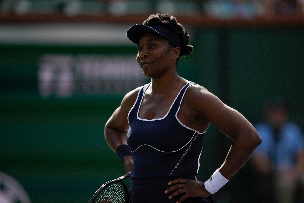 Venus Williams, de Estados Unidos, reacciona tras perder un punto ante Nao Hibino, de Japón, en el torneo de tenis BNP Paribas Open, el 7 de marzo de 2024, en Indian Wells, California. Foto Ap