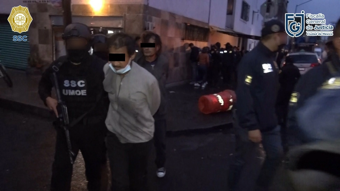 Un total de 16 personas detenidas y 820 envoltorios con un polvo blanco similar a la cocaína, en la calle de Lecumberri, colonia Centro, en Venustiano Carranza. Foto cortesía de la FGJ-CDMX 