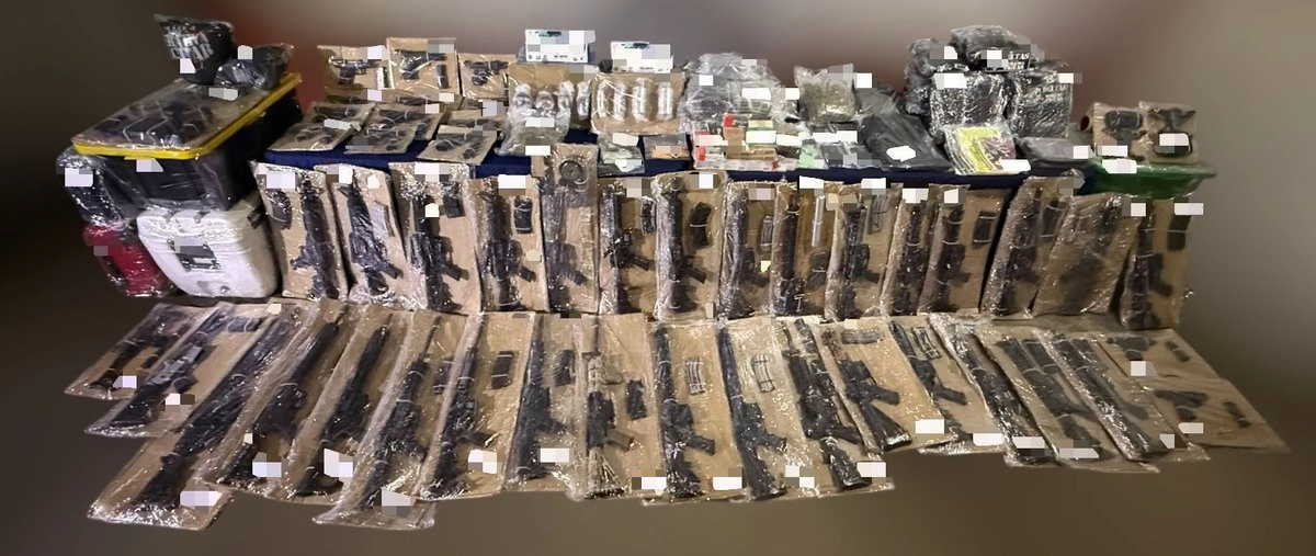 Aseguramiento histórico: dos armas cortas con cargadores abastecidos con siete y 11 cartuchos, respectivamente; 32 armas largas, todas con cargador, de las cuales una estaba abastecida con 56 cartuchos y otra con 30; además, 12 armas cortas con su cargador; 125 cargadores de arma larga; dos silenciadores; cuatro granadas antimotín y cuatro granadas químicas; 26 cajas de cartuchos de diferentes calibres con 50 cartuchos cada una; 17 cajas con 20 cartuchos cada una; nueve chalecos antibalas; nueve playeras negras con la leyenda “Deltas Q. Roo CJNG”; 15 gorras negras “Operativas Jaguar”; y seis parches “Deltas Operativo Jaguar”. 