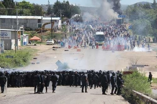 El 19 de junio de 2016 policías estatales y federales se enfrentaron con pobladores de Nochixtlán, durante un desalojo fallido en el que murieron ocho personas y cien resultaron heridas. En la imagen, la confrontación ocurrida en la entrada de ese poblado de Oaxaca. Foto Jorge A. Pérez Alfonso
