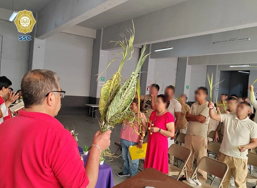 Como parte de las actividades religiosas de Semana Santa, se llevaron a cabo las ceremonias litúrgicas tradicionales de la procesión eclesiástica del Domingo de Ramos, en los centros penitenciarios. Foto cortesía de la SSC-CDMX