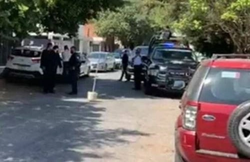 Elementos de la Fiscalía de San Luis Potosí realizan peritajes en la colonia Lomas segunda sección, en la capital del estado, donde fue atacado Julio César Galindo Pérez, presidente de la Coparmex local, quien más tarde falleció. Foto La Jornada San Luis / Archivo