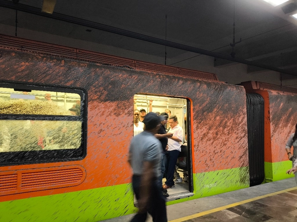 Por la filtración de cemento y agua el 14 de marzo el tren 22, exclusivo de esa ruta, quedó dañado. Foto Grecia Rosas