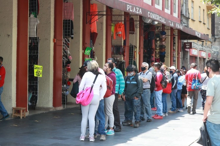 Ciudadanos realizan fila para poder ingresar a la plaza comercial La Paja, ubicada en República de El Salvador, Centro Histórico. Foto María Luisa Severiano