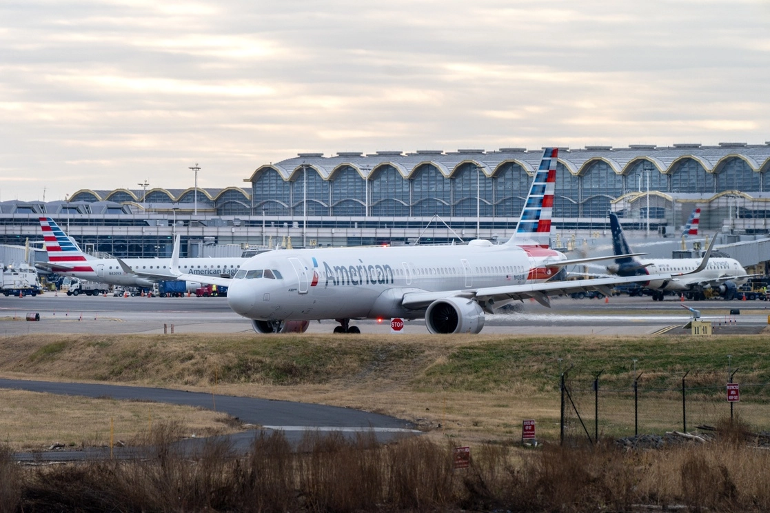 Las acciones de las aerolíneas estadunidenses llegaron a caer el lunes entre dos y tres por ciento, en una sesión en que algunas tripulaciones se reportaron enfermas por Covid-19 y continuaron problemas relacionados con el clima, lo que obligó a cancelar vuelos. Foto Ap