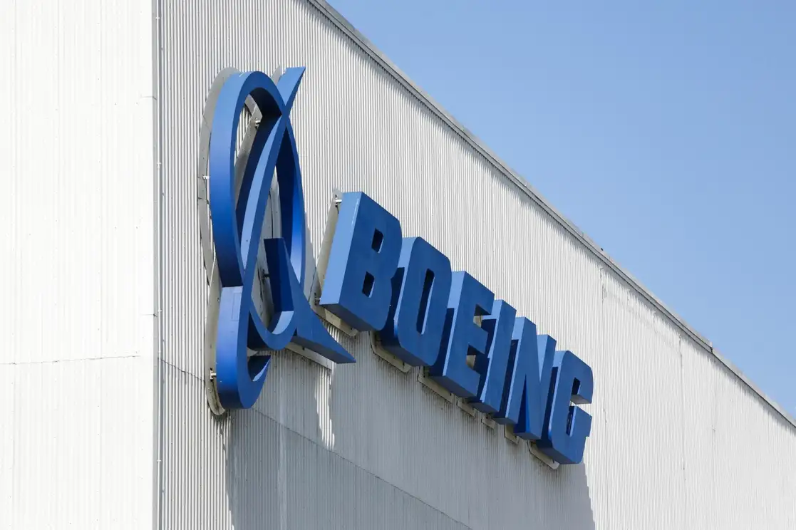El logotipo de Boeing se muestra en su fábrica de Renton, donde se construyen los aviones Boeing 737 MAX en Renton, Washington. Foto Afp / Archivo