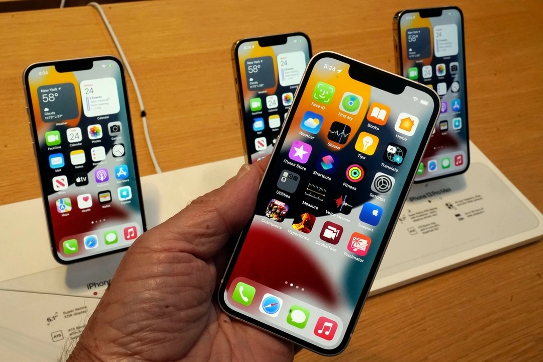 Persona sostiene un iPhone en imagen de archivo. Foto 