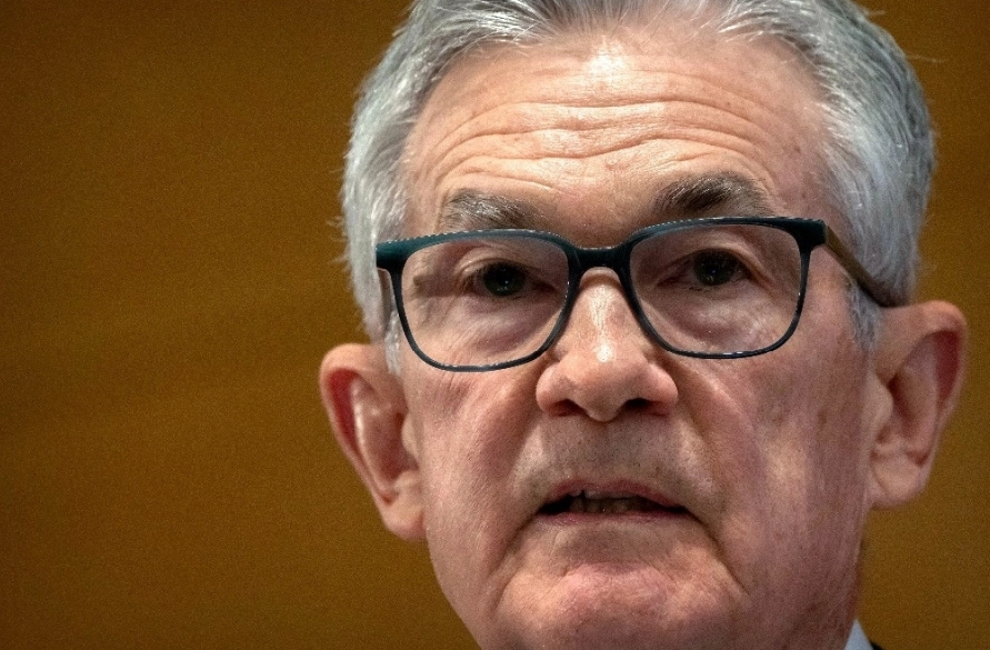 El presidente de la Reserva Federal, Jerome Powell, redobló su mensaje de mitad de semana de que el banco central actuará con cautela al decidir cuándo recortar las tasas. Foto Ap