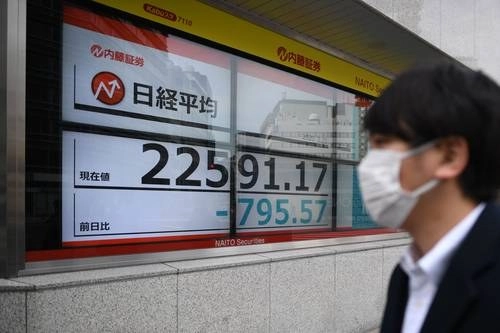 En la primera hora y media de operaciones de este martes la mayoría de los mercados de Asia-Pacífico fueron a la baja. El Nikkei 225 de Tokio descendió 3 por ciento y el NZXMidCap de Nueva Zelanda retrocedió 1.31. La cotización en Australia se redujo 1.20 y la del índice de Shanghái 0.88. Foto Afp