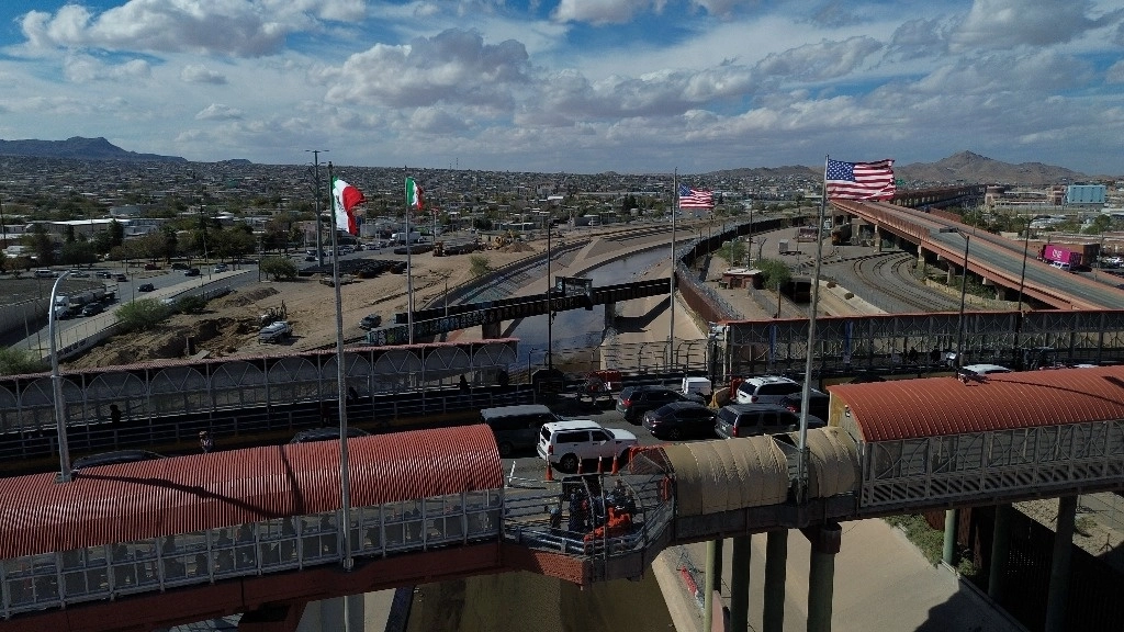 Autos cruzan el puente internacional Paso del Norte en la frontera entre Estados Unidos y México, desde Ciudad Juárez, México, el miércoles 6 de noviembre de 2024. Foto Ap