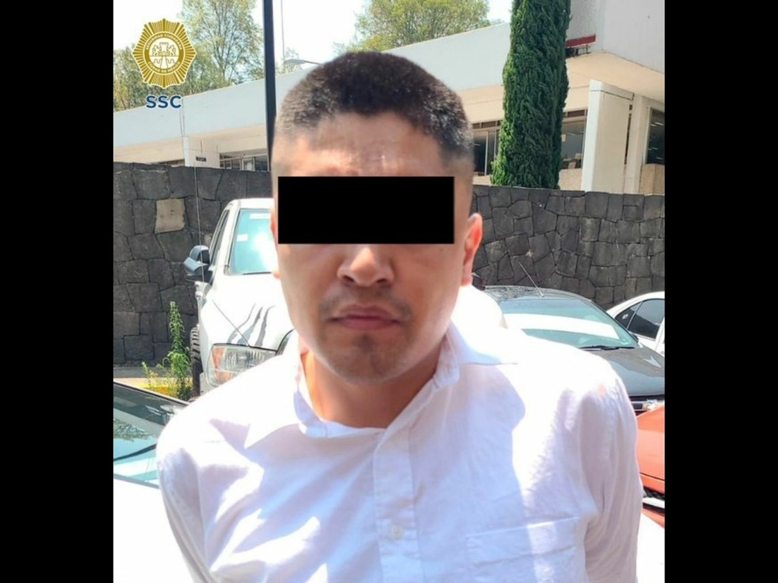 Uno de los detenidos "por robo a casa habitación con violencia", refiere el secretario de Seguridad de la CDMX, Omar García Harfuch. Imagen tomada del Twitter de @OHarfuch 