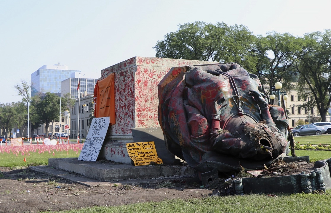 Al grito de "¡Sin orgullo por el genocidio!", manifestantes derribaron los monumentos en la ciudad de Winnipeg, a medida que aumenta la ira por el hallazgo de los restos de cientos de niños en fosas sin identificar en antiguos internados. Foto Ap
