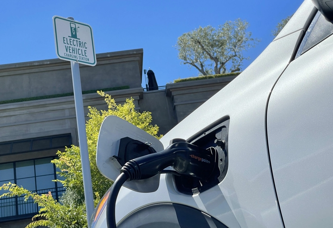 Un automóvil eléctrico se carga en el estacionamiento de un centro comercial en California, Estados Unidos. Foto Afp
