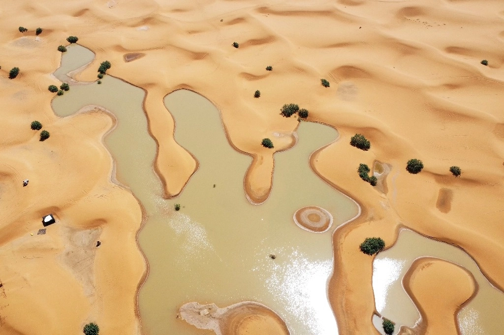 Una vista de los lagos causados por las fuertes lluvias entre dunas de arena en la ciudad desértica de Merzouga, cerca de Rachidia, sureste de Marruecos, el 2 de octubre de 2024. Foto Ap
