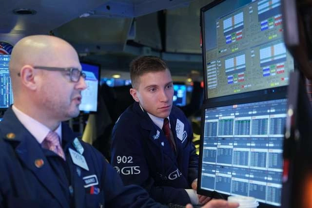 Los precios de las acciones bajaron el lunes por la mañana al inicio de transacciones en la Bolsa de Valores de Nueva York, debido a los temores del coronavirus. Foto Afp 