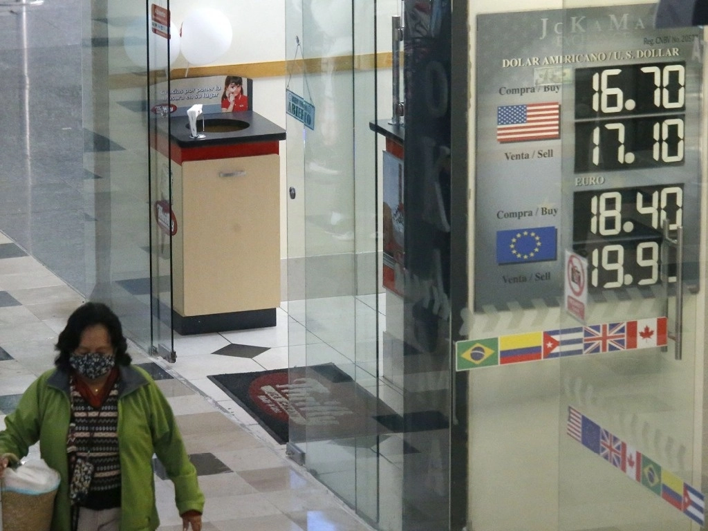 Cotizacón del dólar en una casa de cambio en el Aeropuerto Internacional de la Ciudad de México, en imagen de archivo. Foto María Luisa Severiano/ La Jornada