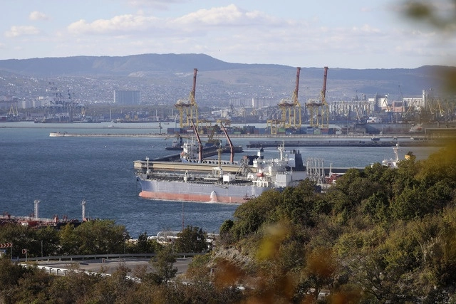 La Unión Europea decidió un tope de 60 dólares al barril de crudo ruso, a fin de limitar los recursos de Moscú. Foto Ap 