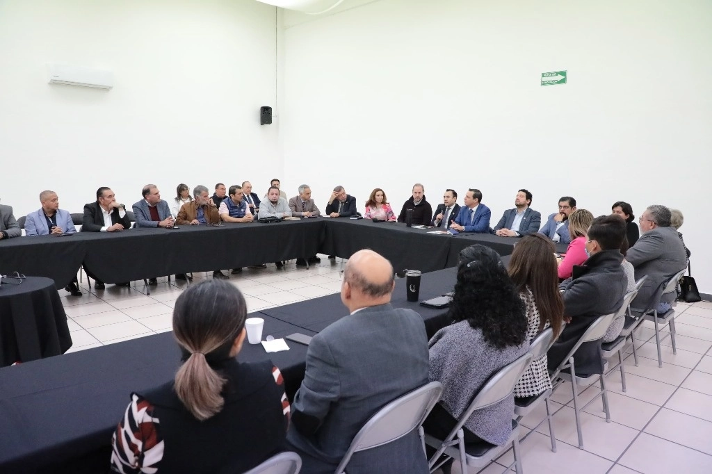 El secretario de Seguridad y Paz del Estado de Guanajuato, Juan Mauro González Martínez y el secretario de Gobierno, Jorge Jiménez Lona, se reunieron con empresarios irapuatenses. Foto Carlos García