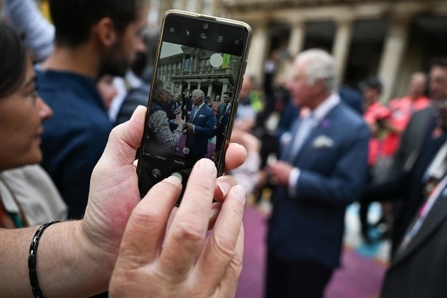 Una persona utiliza un teléfono móvil. Foto Afp