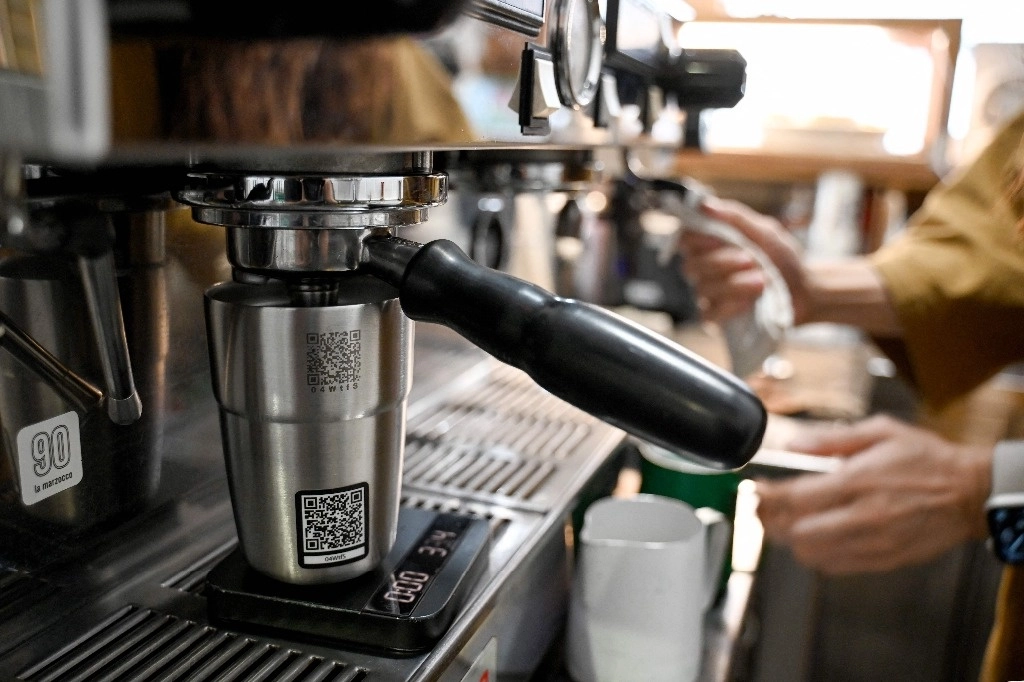 Preparación de café en una cafetería de Hong Kong. Foto Afp.