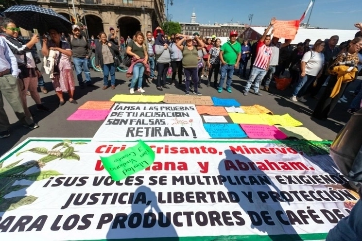 cafetaleros provenientes de Ixhuatlán, Veracruz, exigen la liberación de sus compañeros, acusados de atentar contra las instalaciones de la empresa AMSA-Ecom. Foto Pablo Ramos / Archivo