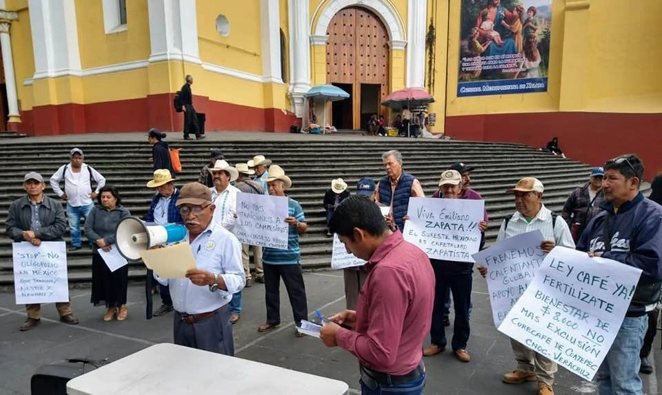 Productores cafetaleros se manifestaron por la falta de apoyos por parte del gobierno federal. Foto Eirinet Gómez