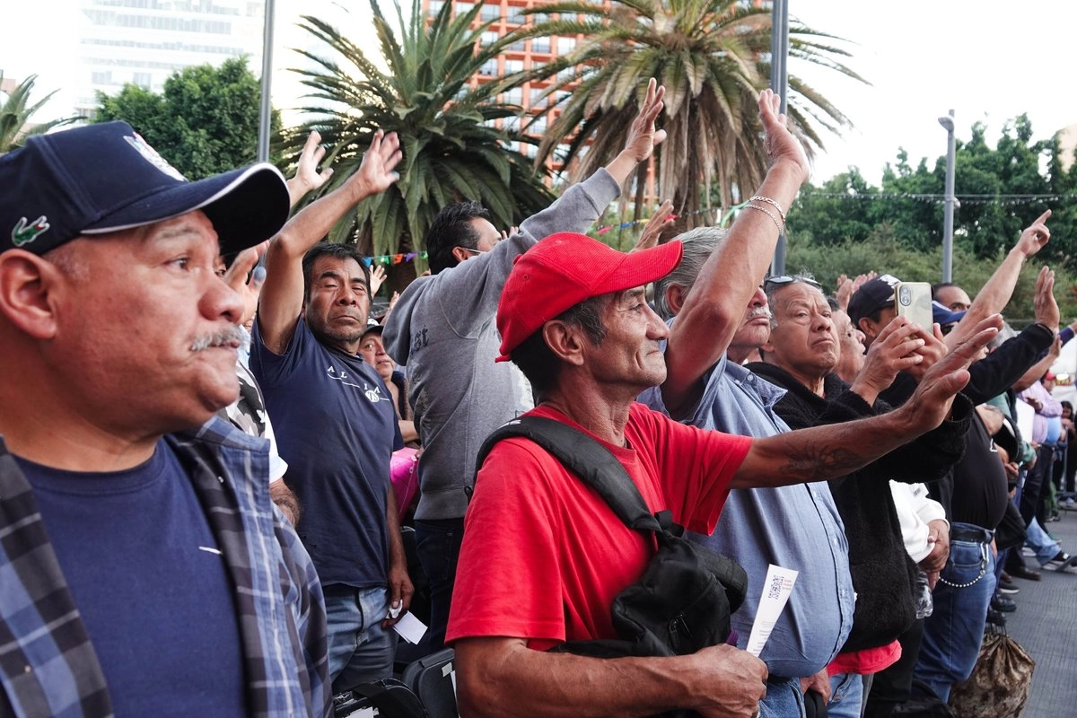 Decenas de hombres de la tercera edad acuden a la entrega del programa Hombres Bienestar.