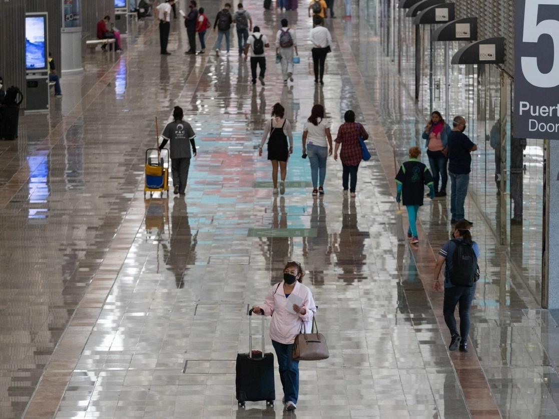 Afluencia de pasajeros dentro del Aeropuerto Internacional de la Ciudad de México. FotoPablo Ramos / Archivo