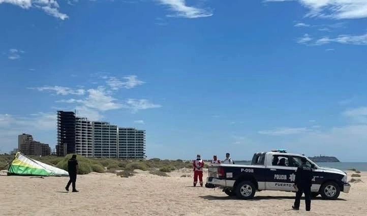 La caída del avión ultraligero turístico ocurrió a las 11:15 horas de este domingo, en el área de playas de Sandy Beach y Home Port de Puerto Peñasco. Foto La Jornada