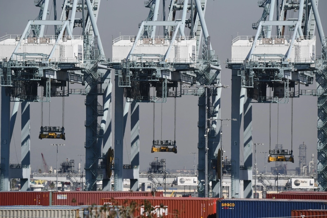 Las empresas siguen agobiadas por los atascos en las cadenas de suministro y los altos precios. Foto Ap